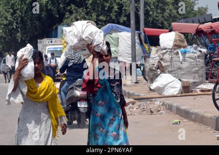 Delhi est, Delhi, Inde. 17th avril 2023. Les passagers atteignent la gare ferroviaire de Delhi Anand Vihar pour prendre le train pour aller à l'endroit d'origine, dans la chaleur brûlants, le jour le plus chaud d'avril (Credit image: © Ravi Batra/ZUMA Press Wire) USAGE ÉDITORIAL SEULEMENT! Non destiné À un usage commercial ! Banque D'Images