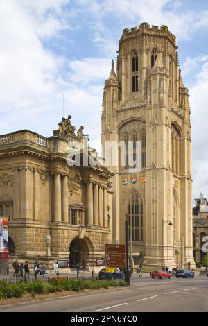 Bâtiment commémoratif Wills et tour gothique à Bristol Banque D'Images