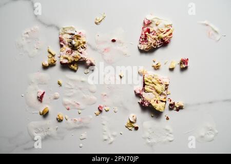 Barres de yaourt grec surgelé et sain avec fraise, zeste de lime, noix et chocolat blanc. Dessert sucré maison. Sale et sale après qu'il a fondu Banque D'Images