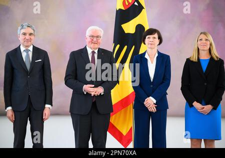 17 avril 2023, Berlin: Stephan Harbarth (l-r), Président de la Cour constitutionnelle fédérale, le Président fédéral Frank-Walter Steinmeier, l'ancien juge de la Cour constitutionnelle fédérale, Gabriele Britz, Miriam Meßling, nouveau juge de la Cour constitutionnelle fédérale, se trouve au Palais de Bellevue à l'occasion du changement de juges à la Cour constitutionnelle fédérale et de leur nomination par le Président fédéral Steinmeier. La Cour constitutionnelle fédérale se compose de seize juges. Le mandat est de douze ans et la réélection n'est pas possible. Photo: Bernd von Jutrczenka/dpa Banque D'Images
