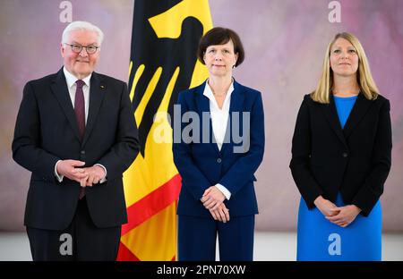 Berlin, Allemagne. 17th avril 2023. Le président fédéral Frank-Walter Steinmeier (l-r), l'ancien juge de la Cour constitutionnelle fédérale, Gabriele Britz, et Miriam Meßling, nouveau juge de la Cour constitutionnelle fédérale, se trouvent au Palais Bellevue à l'occasion du changement de juges à la Cour constitutionnelle fédérale et de leur nomination par le président Steinmeier. La Cour constitutionnelle fédérale se compose de seize juges. Le mandat est de douze ans et la réélection n'est pas possible. Credit: Bernd von Jutrczenka/dpa/Alamy Live News Banque D'Images