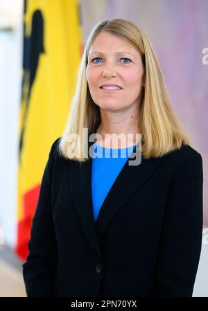 Berlin, Allemagne. 17th avril 2023. Miriam Meßling, nouvelle juge à la Cour constitutionnelle fédérale, se tient au Palais de Bellevue à l'occasion du changement de juge à la Cour constitutionnelle fédérale et de sa nomination par le Président Steinmeier. La Cour constitutionnelle fédérale se compose de seize juges. Le mandat est de douze ans, la réélection n'est pas possible. Credit: Bernd von Jutrczenka/dpa/Alamy Live News Banque D'Images