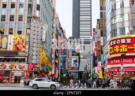 Avril 2023, Kabukicho et Godzilla Road à Shinjuku avec Godzilla sur le 8th étage de l'Hôtel Gracery, Tokyo, Japon, Asie Banque D'Images