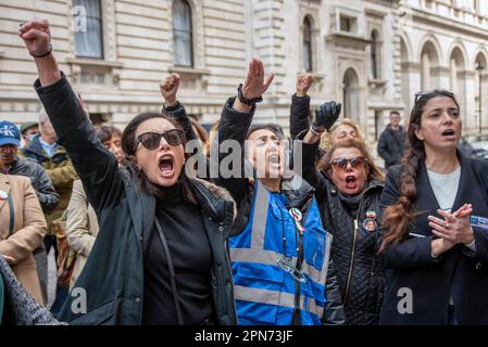 Londres, Royaume-Uni. 15th avril 2023. Les femmes iraniennes chantent des slogans tout en faisant des gestes à l'extérieur du Foreign Office pendant la manifestation. Le peuple iranien proteste depuis le 16th septembre 2022 à cause de la mort de Mahsa Amini. Qui est décédé peu après son arrestation pour avoir violé la loi obligatoire du hijab en Iran. Selon les témoins oculaires, elle a été si malmenée par la patrouille d'orientation et cela a causé sa mort. Crédit : SOPA Images Limited/Alamy Live News Banque D'Images