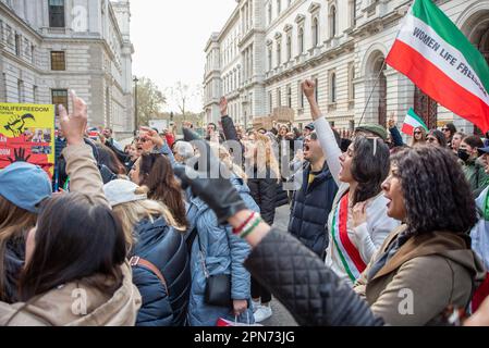 Londres, Royaume-Uni. 15th avril 2023. Les manifestants scandent des slogans tout en faisant des gestes devant le Foreign Office pendant la manifestation. Le peuple iranien proteste depuis le 16th septembre 2022 à cause de la mort de Mahsa Amini. Qui est décédé peu après son arrestation pour avoir violé la loi obligatoire du hijab en Iran. Selon les témoins oculaires, elle a été si malmenée par la patrouille d'orientation et cela a causé sa mort. Crédit : SOPA Images Limited/Alamy Live News Banque D'Images