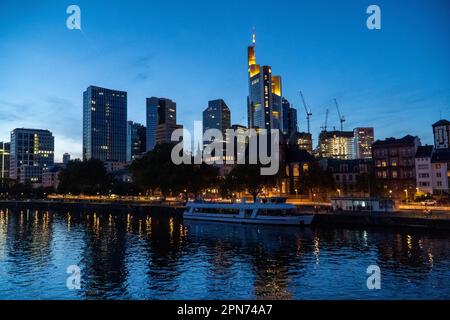 L'horizon de Francfort-sur-le-main avec des reflets gratte-ciel sur la rivière Banque D'Images