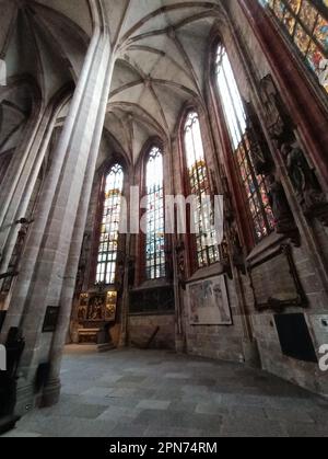 NUREMBERG, ALLEMAGNE – 22 NOVEMBRE 2022 : à l'intérieur de la gigantesque rue Église Sebald Sebalduskirche à Nuremberg en Allemagne. Banque D'Images