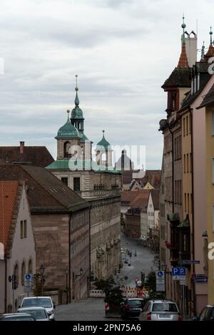 NUREMBERG, ALLEMAGNE – 22 NOVEMBRE 2022 : Plobenhofstrasse - la principale rue commerçante piétonne de Nuremberg, Allemagne. Banque D'Images