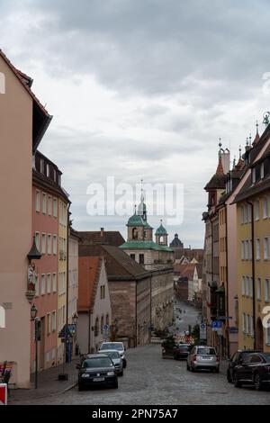 NUREMBERG, ALLEMAGNE – 22 NOVEMBRE 2022 : Plobenhofstrasse - la principale rue commerçante piétonne de Nuremberg, Allemagne. Banque D'Images