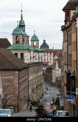 NUREMBERG, ALLEMAGNE – 22 NOVEMBRE 2022 : Plobenhofstrasse - la principale rue commerçante piétonne de Nuremberg, Allemagne. Banque D'Images