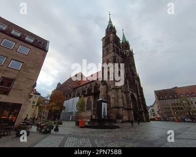 NUREMBERG, ALLEMAGNE – 22 NOVEMBRE 2022 : le géant Lorenzkirche, également connu sous le nom d'église Saint-Laurent, se trouve sur la rue piétonne principale de Nuremberg Banque D'Images