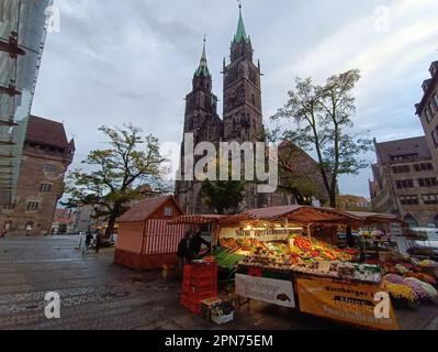 NUREMBERG, ALLEMAGNE – 22 NOVEMBRE 2022 : le géant Lorenzkirche, également connu sous le nom d'église Saint-Laurent, se trouve sur la rue piétonne principale de Nuremberg Banque D'Images