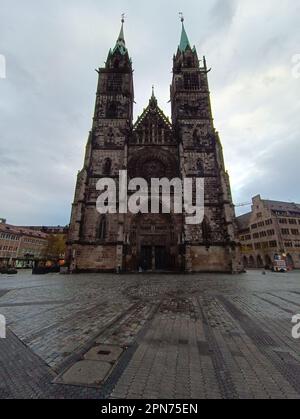 NUREMBERG, ALLEMAGNE – 22 NOVEMBRE 2022 : le géant Lorenzkirche, également connu sous le nom d'église Saint-Laurent, se trouve sur la rue piétonne principale de Nuremberg Banque D'Images