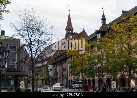 NUREMBERG, ALLEMAGNE – 22 NOVEMBRE 2022 : Plobenhofstrasse - la principale rue commerçante piétonne de Nuremberg, Allemagne. Banque D'Images