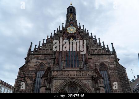 NUREMBERG, ALLEMAGNE – 22 NOVEMBRE 2022 : façade extérieure de l'église Frauenkirche. Situé sur la place Hauptmarkt à Nuremberg, en Allemagne Banque D'Images