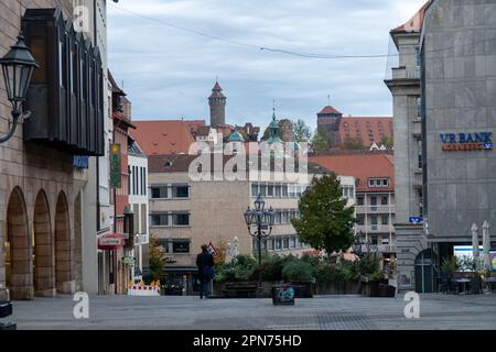 NUREMBERG, ALLEMAGNE – 22 NOVEMBRE 2022 : Plobenhofstrasse - la principale rue commerçante piétonne de Nuremberg, Allemagne. Banque D'Images