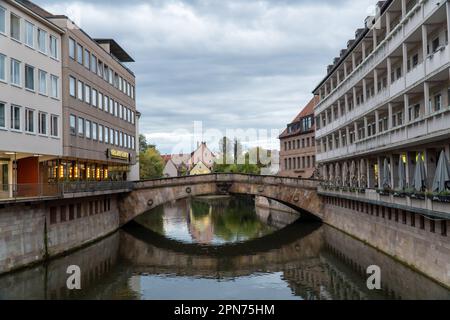 NUREMBERG, ALLEMAGNE – 22 NOVEMBRE 2022 : Plobenhofstrasse - la principale rue commerçante piétonne de Nuremberg, Allemagne. Banque D'Images