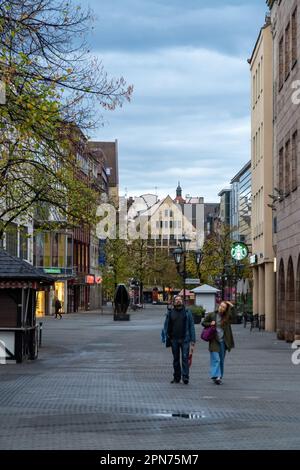 NUREMBERG, ALLEMAGNE – 22 NOVEMBRE 2022 : Plobenhofstrasse - la principale rue commerçante piétonne de Nuremberg, Allemagne. Banque D'Images