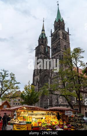 NUREMBERG, ALLEMAGNE – 22 NOVEMBRE 2022 : le géant Lorenzkirche, également connu sous le nom d'église Saint-Laurent, se trouve sur la rue piétonne principale de Nuremberg Banque D'Images