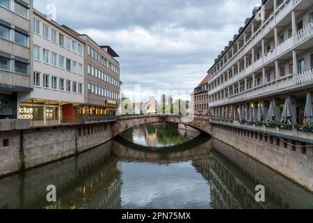 NUREMBERG, ALLEMAGNE – 22 NOVEMBRE 2022 : Plobenhofstrasse - la principale rue commerçante piétonne de Nuremberg, Allemagne. Banque D'Images