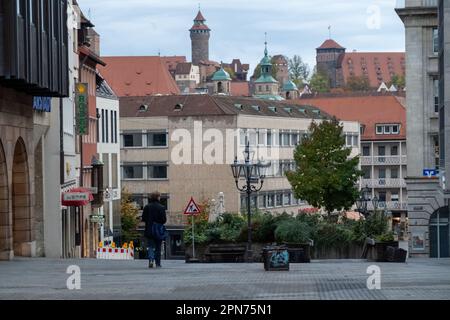 NUREMBERG, ALLEMAGNE – 22 NOVEMBRE 2022 : Plobenhofstrasse - la principale rue commerçante piétonne de Nuremberg, Allemagne. Banque D'Images