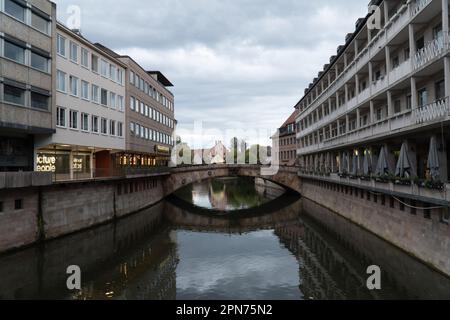 NUREMBERG, ALLEMAGNE – 22 NOVEMBRE 2022 : Plobenhofstrasse - la principale rue commerçante piétonne de Nuremberg, Allemagne. Banque D'Images