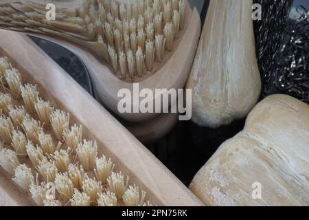 Cuisine encore vie macro où le savon caillé, la brosse à main et la laine d'acier sont reflétés dans la fixation chromée Banque D'Images