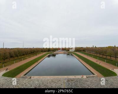 LEIPZIG, ALLEMAGNE – 24 NOVEMBRE 2022 : le gigantesque monument bataille des nations à Leipzig avec lac artificiel devant et grandes statues à l'intérieur Banque D'Images