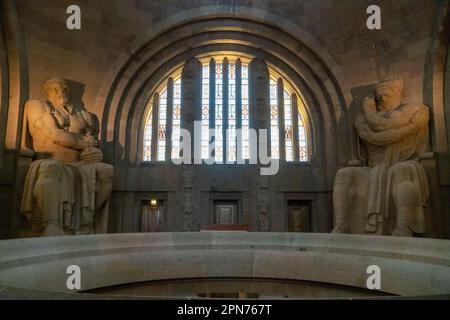 LEIPZIG, ALLEMAGNE – 24 NOVEMBRE 2022 : le gigantesque monument bataille des nations à Leipzig avec lac artificiel devant et grandes statues à l'intérieur Banque D'Images