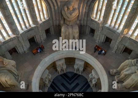 Le monument gigantesque bataille des Nations à Leipzig avec lac artificiel devant et de grandes statues à l'intérieur Banque D'Images