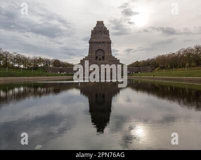 LEIPZIG, ALLEMAGNE – 24 NOVEMBRE 2022 : le gigantesque monument bataille des nations à Leipzig avec lac artificiel devant et grandes statues à l'intérieur Banque D'Images