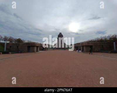 LEIPZIG, ALLEMAGNE – 24 NOVEMBRE 2022 : le gigantesque monument bataille des nations à Leipzig avec lac artificiel devant et grandes statues à l'intérieur Banque D'Images