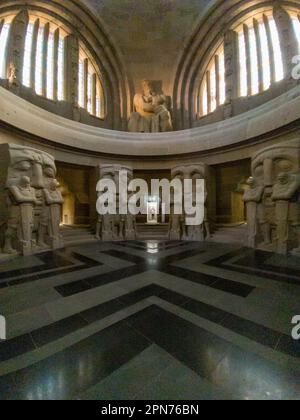 LEIPZIG, ALLEMAGNE – 24 NOVEMBRE 2022 : le gigantesque monument bataille des nations à Leipzig avec lac artificiel devant et grandes statues à l'intérieur Banque D'Images