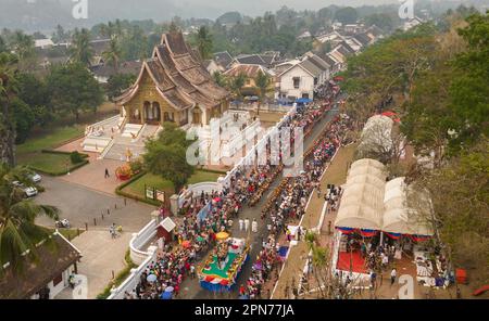 (230417) -- VIENTIANE, 17 avril 2023 (Xinhua) -- cette photo aérienne montre les gens qui célèbrent le festival Songkran ou le nouvel an lao, à Luang Prabang, Laos, 15 avril 2023. (Photo de Kaikeo Saiyasane/Xinhua) Banque D'Images