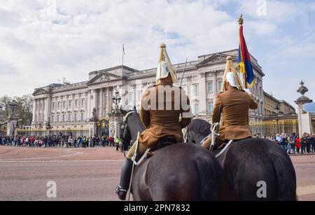 Londres, Royaume-Uni. 17th avril 2023. Le régiment de cavalerie de la maison commence des répétitions au Palais de Buckingham et au Centre commercial pour le couronnement du roi Charles III et de la reine Camilla, qui se déroule sur 6 mai. Credit: Vuk Valcic/Alamy Live News Banque D'Images