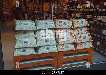 Pise, Italie - 18 mars 2023: Beaucoup de panettone spécial des gâteaux de Noël italiens détail dans la pâtisserie boutique Banque D'Images