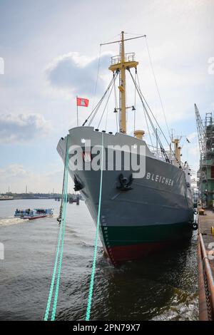 Hambourg, Allemagne. 17th avril 2023. Le navire musée MS Bleichen se trouve à son quai sur le quai de Brême, en face de Shed 50 dans le port de Hansa. Après 19 jours dans le chantier naval de Bremerhaven, le Bleichen est revenu à Hambourg avec un nouveau TÜV. Credit: Christian Charisius/dpa/Alay Live News Banque D'Images