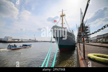 Hambourg, Allemagne. 17th avril 2023. Le navire musée MS Bleichen se trouve à son quai sur le quai de Brême, en face de Shed 50 dans le port de Hansa. Après 19 jours dans le chantier naval de Bremerhaven, le Bleichen est revenu à Hambourg avec un nouveau TÜV. Credit: Christian Charisius/dpa/Alay Live News Banque D'Images