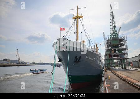 Hambourg, Allemagne. 17th avril 2023. Le navire musée MS Bleichen se trouve à son quai sur le quai de Brême, en face de Shed 50 dans le port de Hansa. Après 19 jours dans le chantier naval de Bremerhaven, le Bleichen est revenu à Hambourg avec un nouveau TÜV. Credit: Christian Charisius/dpa/Alay Live News Banque D'Images