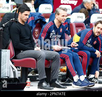 L-R Mikel Arteta, directeur d'Arsenal et entraîneur adjoint Albert Sunivenberg, et Nicolas Jover lors du match de football de la première Ligue anglaise entre l'Ouest Banque D'Images