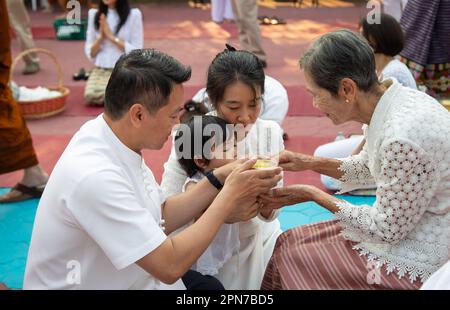 Lamphun, Thaïlande - 21 avril 2019: Festival traditionnel de Songkran. Les gens paient le respect et versent de l'eau sur la main des aînés à la Fête de Songkran. Banque D'Images