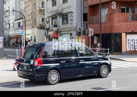 Avril 2023 Tokyo, Toyota JPN hybride taxi noir pensé pour être modelé sur le Londres taxi noir, rues de Tokyo, Japon, Asie Banque D'Images