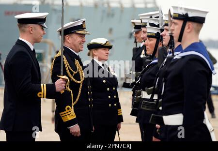 Le vice-amiral Martin Connell (2nd à gauche) et le commandant Claire Thompson (3rd à gauche) inspectent les marins lors de la cérémonie de désaffectation du HMS Montrose à la base navale de sa Majesté à Portsmouth, qui a conclu plus de 30 ans d'opérations et de déploiements dans le monde entier. Date de la photo: Lundi 17 avril 2023. Banque D'Images