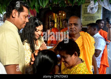 Le chef du temple Kotte Rajamahavihara présente les fidèles à la cérémonie d'onction du pétrole, une tradition du nouvel an cingalais et tamoul au temple de Kotte Rajamahavihara à Colombo, Sri Lanka, sur 16 avril 2023. (Photo de Ruwan Walpola/Pacific Press/Sipa USA) Banque D'Images