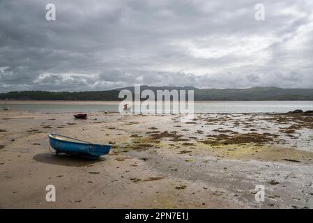 Petits bateaux à marée basse sur l'estuaire de Glaslyn à Borth-y-Gest, Porthmadog, au nord du pays de Galles. Banque D'Images