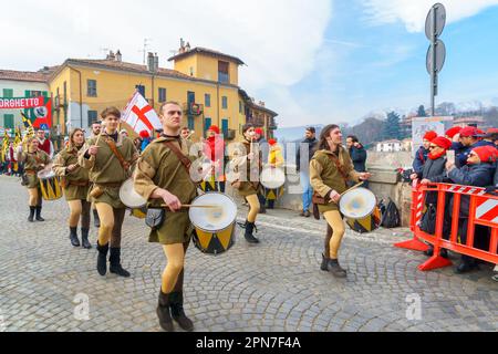 Ivrea, Italy - February 19, 2023: Band of musicians march, a tradition that is part of the historical carnival of Ivrea, Piedmont, Northern Italy Banque D'Images