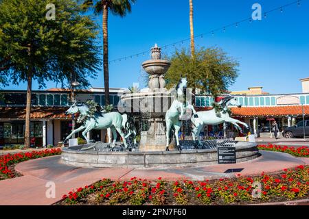 Scottsdale,Arizona,Etats-Unis - 24 décembre 2022 : Fontaine de bronze à cheval dans la vieille ville de Scottsdale Banque D'Images