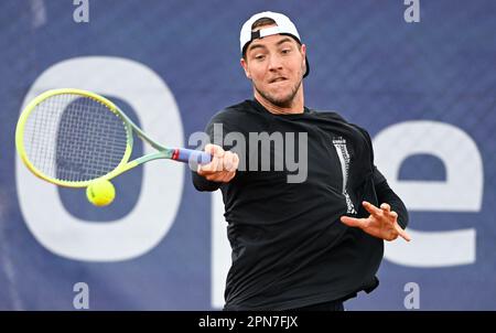 Munich, Allemagne. 17th avril 2023. Tennis, ATP Tour - Munich, hommes célibataires. Jan-Lennard Struff (Allemagne) pratique un tribunal. Credit: Sven Hoppe/dpa/Alay Live News Banque D'Images