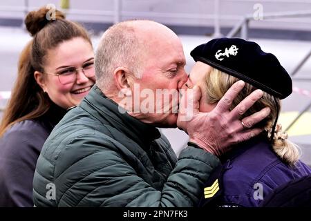 DEN HELDER, pays-Bas - 17/04/2023, membres de l'équipage de la frégate ZR.Mme Van Amstel dire au revoir avant le départ. Le navire fera partie du Groupe maritime permanent de l'OTAN 1 (SNMG1) et est l'une des 4 flottes de l'OTAN rapidement déployables. Le ZR.Melle Van Amstel est spécialisé dans la guerre anti-sous-marine. ANP OLAF KRAAK pays-bas - belgique Out crédit: ANP/Alay Live News Banque D'Images