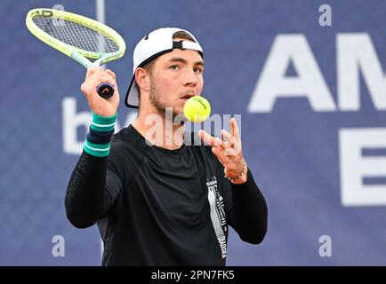 Munich, Allemagne. 17th avril 2023. Tennis, ATP Tour - Munich, hommes célibataires. Jan-Lennard Struff (Allemagne) pratique un tribunal. Credit: Sven Hoppe/dpa/Alay Live News Banque D'Images